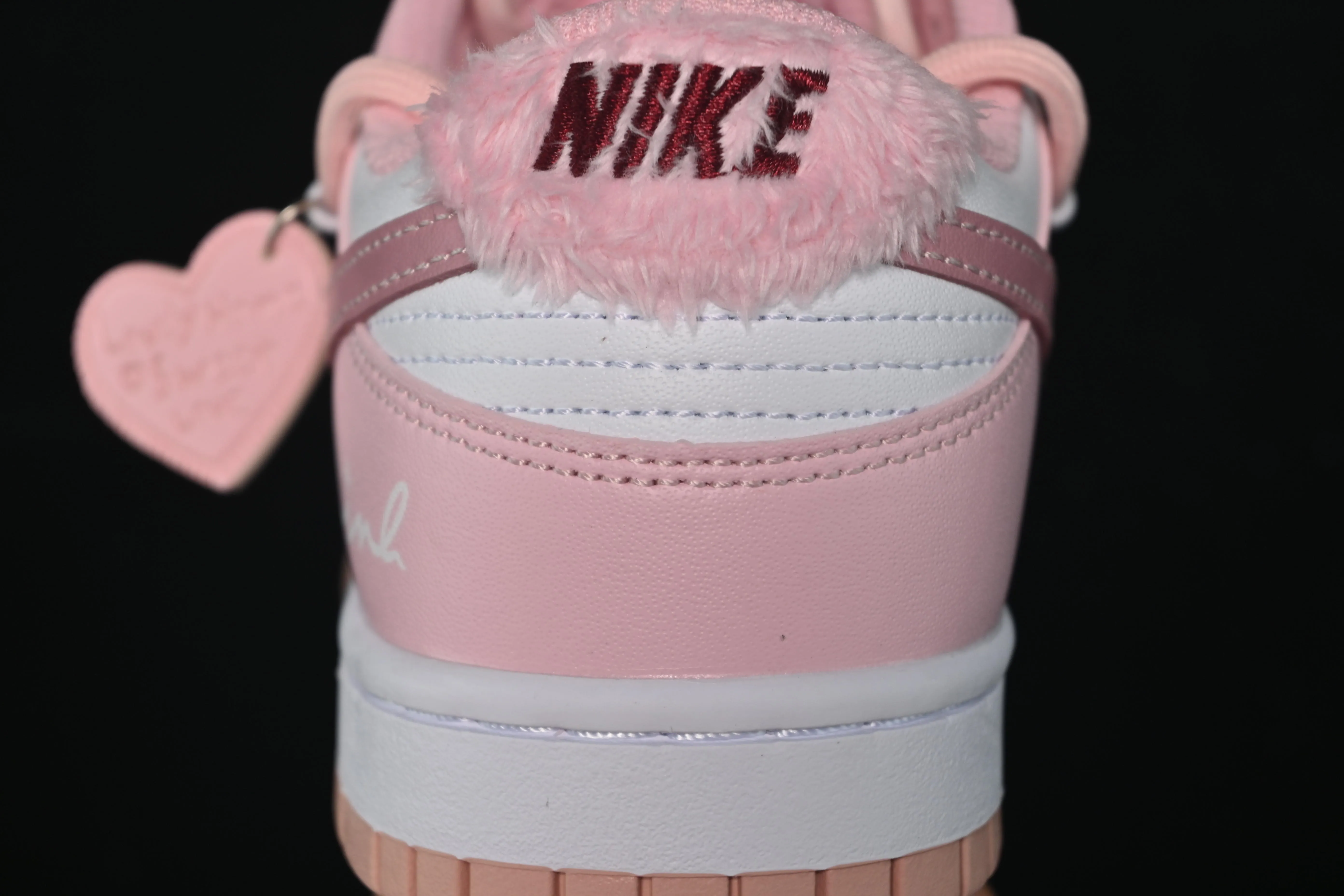 All Categories Nk SB Dunk Series Nk SB Dunk Low Low-top sneakers Nike SB Dunk Low White Pink Straps Low-top casual sneakers DO6485-600